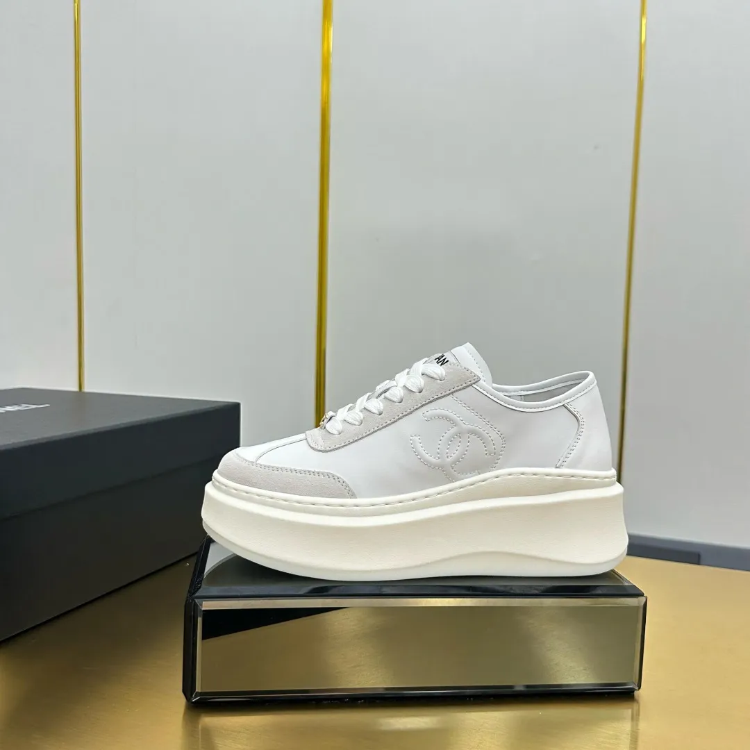 👟👟Ex-factory price 600👟👟 Upgraded version, upgraded version, upgraded version! No rebuttal accepted! ! ! ! Chanel Chanel panda shoes! 2025 counter's top casual sports shoes. This classic design; the upper is electro-embroidered with a variety of techniques; the outsole is fashionable and sporty; the unusual inclusion of a variety of color matching elements... The diversified mix and match is very good-looking and versatile, and can be used for leisure, fashion, sports, and outdoor... ꫛꫀꪝ Go➫ Materials: ❶Upper made of: original imported first-layer silk cowhide + original waterproof cloth + original first-layer cowhide ❷Inner lining: Original Yangli+Net ❸Outsole based on: Original TPU combination outsole Counter boutique packaging complete set for women 35–41 👉 👉
